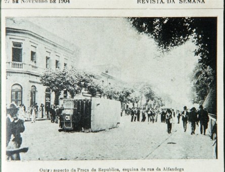 ataque-a-bonde-durante-revolta-da-vacina-reproduzida-da-revista-da-semana-de-27111904-1281647447165_564x430