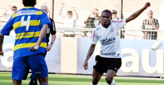 observado-por-ronaldo-angelim-elias-chuta-de-longe-e-abre-o-placar-para-o-corinthians-contra-o-flamengo-1281297513370_956x500