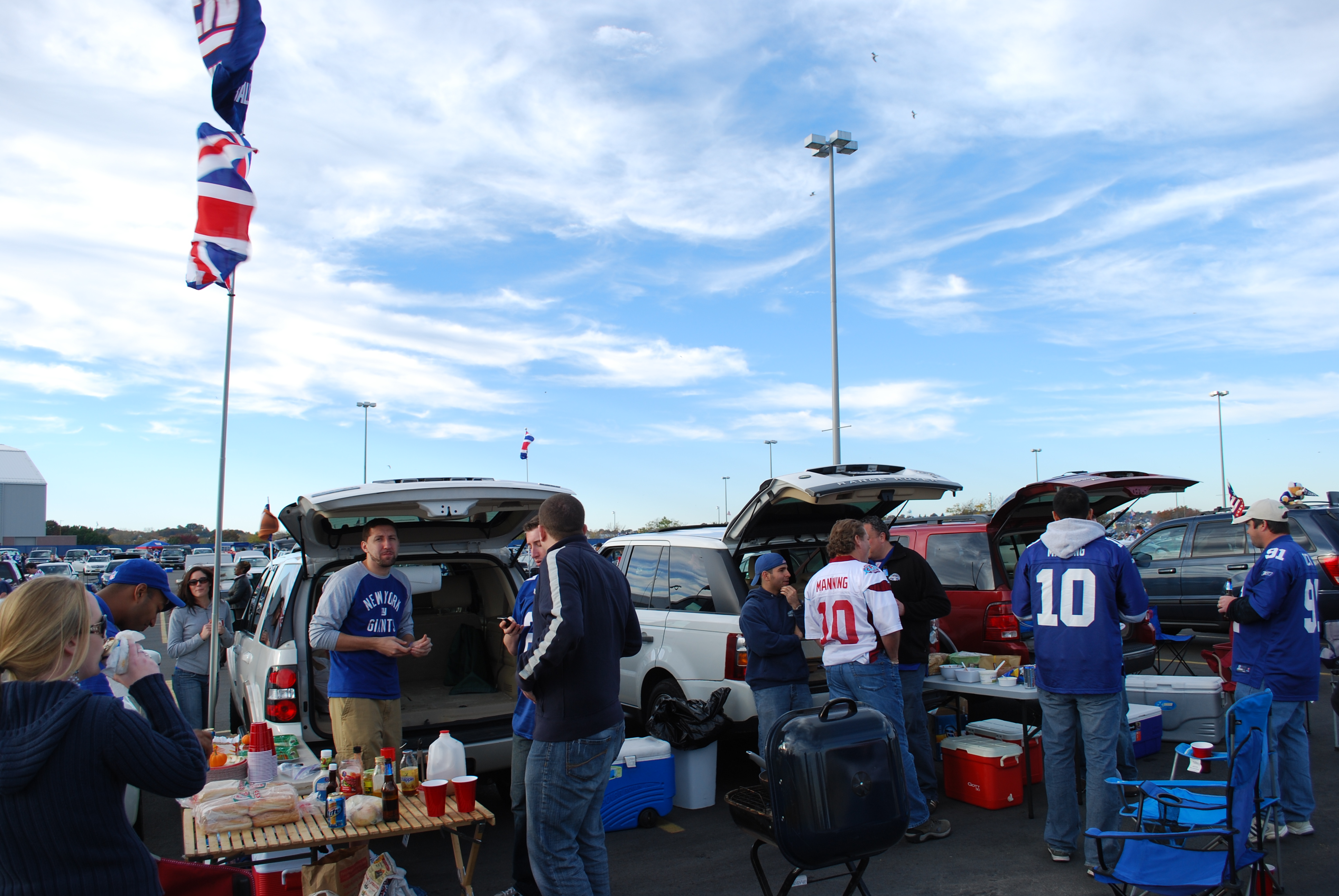 Tailgate é futebol americano com churrasco e cerveja