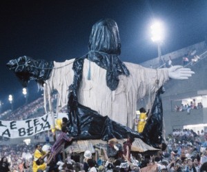 Rio de Janeiro (RJ) - 12/02/1989 - Carnaval - Escola de Samba Beija- Flor - Desfile das Campeãs. Carro alegórico do Cristo Redentor. Foto Cézar Loureiro / Agência O Globo. Cromo: 89-730-A
