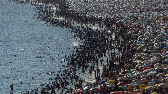 4jan2014---pessoas-lotam-a-praia-de-ipanema-na-zona-sul-do-rio-de-janeiro-neste-sabado-4-de-calor-intenso-1388877485465_1920x1080