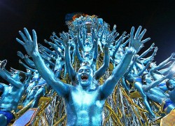 Sambódromo em 30 Atos – “2004: Surge Paulo Barros; Beija-Flor vence desfile equilibrado” tijuca2004e