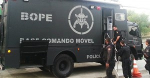 13mar2014---base-movel-do-bope-e-montada-em-uma-localidade-da-vila-kennedy-conhecida-como-campo-da-vila-onde-a-tropa-de-elite-da-pm-fixou-sua-base-o-equipamento-recebe-imagens-em-tempo-real-via-1394707220533_956x500
