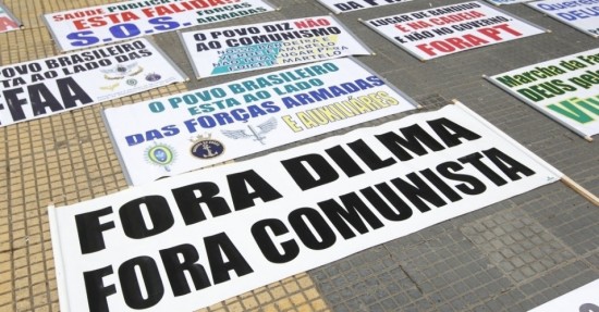 22mar2014---manifestantes-fazem-cartazes-na-praca-da-republicapara-a-marcha-da-familia-com-deus-pela-liberdade-no-centro-de-sao-paulo-outras-duas-marchas-uma-pro-e-uma-contra-a-intervencao-militar-no-1395511112891_956x500