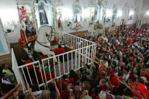 Fiéis lotam a Igreja de São Jorge no centro do Rio