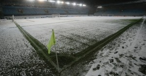 26nov2013---neve-cobre-campo-de-futebol-no-estadio-arena-khimki-em-moscou-na-russia-1385492021633_956x500