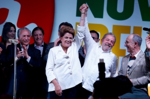 26out2014---a-presidente-reeleita-dilma-rousseff-discursa-para-militancia-durante-comemoracao-do-resultado-das-eleicoes-presidenciais-em-um-hotel-ao-lado-do-palacio-da-alvorada-em-brasilia-1414367462138_1920x1279