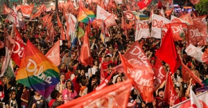 26out2014---partidarios-da-presidente-reeleita-dilma-rousseff-pt-comemoram-o-resultado-do-segundo-turno-das-eleicoes-presidenciais-na-avenida-paulista-na-regiao-central-de-sao-paulo-neste-1414369432387_956x500