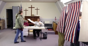 4nov2014---eleitores-americanos-comparecem-a-igreja-no-alasca-para-votar-os-americanos-vao-as-urnas-para-as-chamadas-eleicoes-de-meio-de-mandato-ja-que-o-pleito-presidencial-sera-so-no-final-de-2016-1415128089379_956x