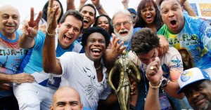 18fev2015---neguinho-da-beija-flor-comemora-o-titulo-da-escola-de-samba-no-carnaval-carioca-1424292713711_956x500