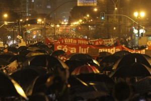 noticia_262003_img1_protesto-em-curitiba1