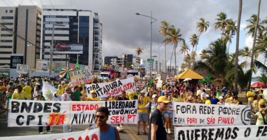 12abr2015---manifestantes-participam-do-protesto-pelo-impeachment-da-presidente-dilma-rousseff-neste-domingo-12-em-maceio-al-1428864092492_956x500