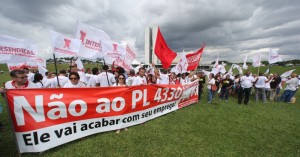 7abr2015---manifestantes-ligados-a-cut-fazem-nesta-terca-feira-7-em-frente-ao-congresso-nacional-em-brasilia-um-protesto-contra-o-projeto-de-lei-4330-que-liberaliza-a-terceirizacao-de-empregados-1428433776746_956x500