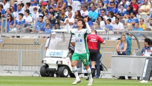 camilo-da-chapecoense-comemora-gol-marcado-contra-o-cruzeiro-durante-partida-valida-pelo-campeonato-brasileiro-2015-no-estadio-mineirao-em-belo-horizonte-mg-1434902051185_1920x1080