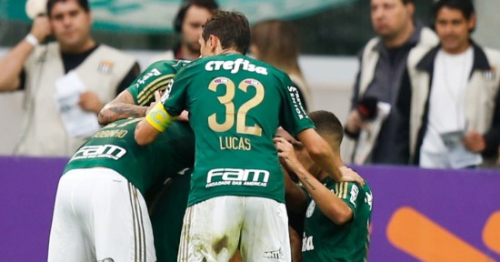 jogadores-do-palmeiras-comemoram-gol-de-leandro-pereira-contra-o-sao-paulo-1435522293652_956x500