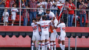 souza-do-sao-paulo-comemora-o-gol-durante-partida-contra-o-avai-pelo-campeonato-brasileiro-2015-no-estadio-cicero-pompeu-de-toledo-morumbi-1434919503483_1920x1080