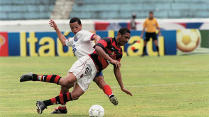 em-2001-vampeta-estreava-pelo-flamengo-na-primeira-vitoria-dos-cariocas-contra-os-baianos-em-12-anos-2-x-0-fora-de-casa