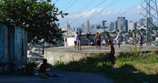 07052013---pelada-em-favela-do-rio-de-janeiro
