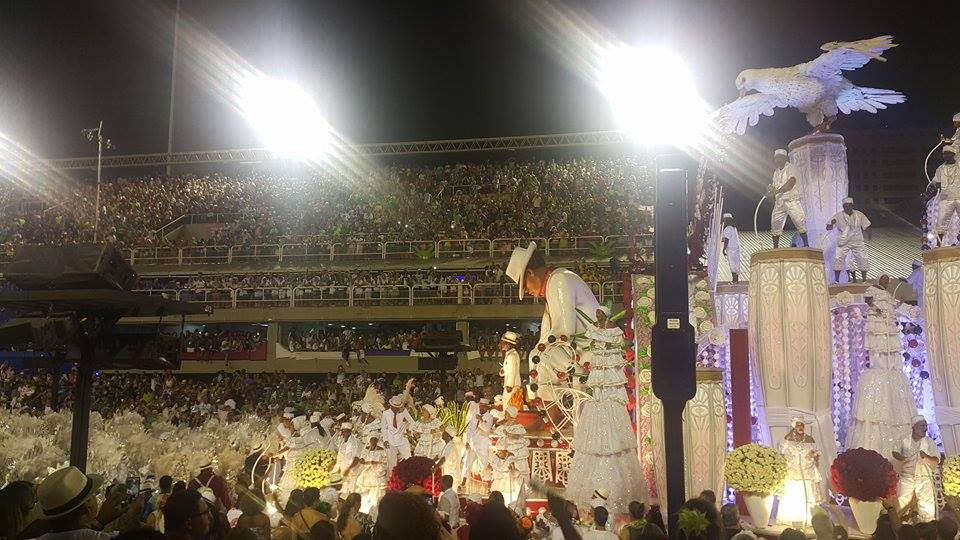 Jogo dos Sete Erros Para Imprimir: Palhaço de Carnaval.