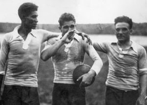 441-426 Juan Piriz, A. Gestido en H. Scarone van Urugay na winnen replay Olymp. voetbalfinale. Amsterdam 1928