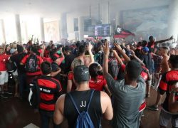 Recepção da torcida do Flamengo no aeroporto acaba em confusão generalizada IMG_1919