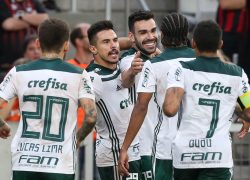 A máquina engrena O jogador Bruno Henrique, da SE Palmeiras, comemora seu gol contra a equipe do C Atlético Paranaense, durante partida válida pela quarta rodada, do Campeonato Brasileiro, Série A, na Arena da Baixada.