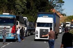 A gasolina no incêndio Caminhoneirosot