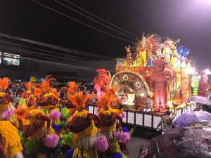 No detalhe, abaixo do cangaceiro, a película de cinema e as cápsulas de café